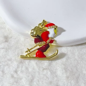 Colgante Papá Noel esquiador hip hop con esmalte rojo y circonitas brillantes