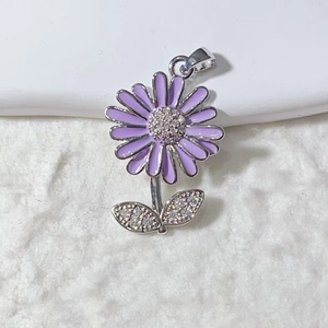 Dettaglio macro del ciondolo a margherita in smalto viola con zirconi cubici in argento