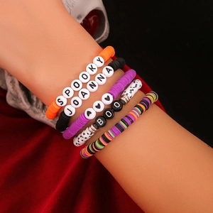 Dettaglio di cinque braccialetti elastici di Halloween con scritte Spooky e Boo
