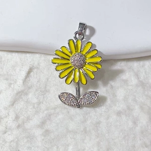 Ciondolo a margherita in argento con smalto giallo e accenti scintillanti in zircone