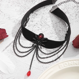 Gothic Halloween Choker mit blutrotem Edelstein Spinnenanhänger und dunkler Fransen Kette