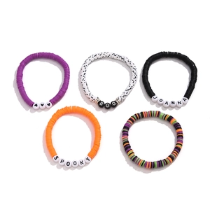Set di 5 braccialetti di perline per Halloween con scritte BOO e SPOOKY su sfondo bianco