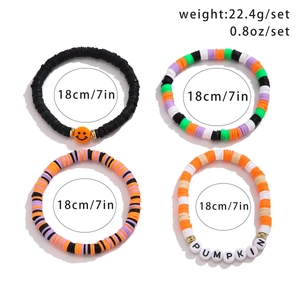 Dettaglio di braccialetti elastici con perline colorate, lettere PUMPKIN e dimensioni