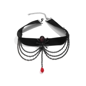 Detailansicht eines Samt-Chokers im Gothic-Stil mit Rubin-Spinne und Metallfransen