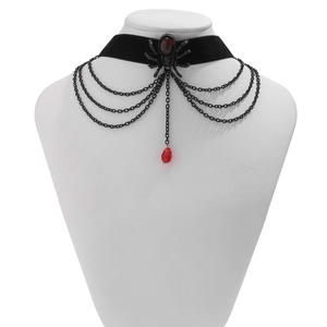 Detailansicht Gothic-Spinnen-Choker mit rotem Rubin und schwarzen Kettenschichten