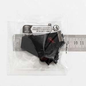 Gothisches schwarzes Halsband mit rotem Schmuckstein auf dem Lineal abgemessen