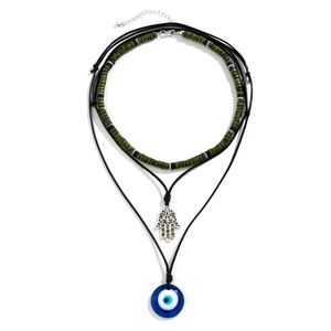 Detail der mehrlagigen Boho-Kette mit Hamsa-Hand und blauem Evil-Eye-Anhänger auf Kordel