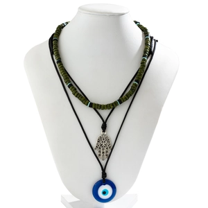 Details einer mehrlagigen Halskette mit Hamsa-Hand, Evil Eye und grünen Holzperlen
