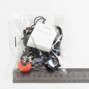 Detailansicht der Perlenhalskette mit bösem Auge in Verpackung mit Linealmaß