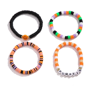 Set di quattro braccialetti per Halloween con lettere Pumpkin e perline colorate Heishi