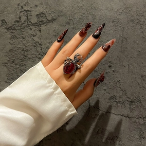Gotischer Spinnenring mit großem rotem Edelstein aus silberfarbenem Metall für Halloween