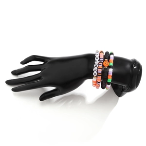 Vista dettagliata di quattro braccialetti elastici con perle e lettere Pumpkin per Halloween
