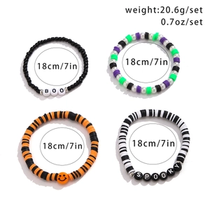 Dettaglio del set di quattro braccialetti di Halloween con lettere BOO e sorrisi