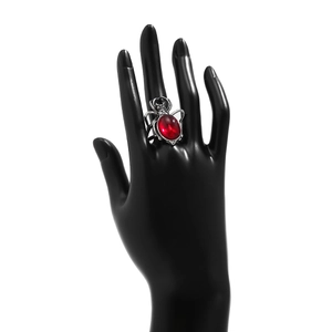 Makroaufnahme von gotischem Spinnenring mit rotem Edelstein auf schwarzem Handmodell