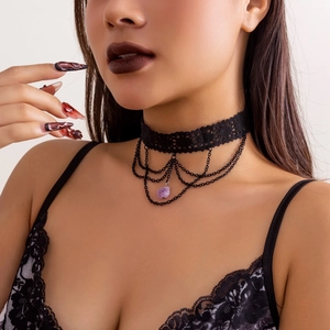 Collier ras du cou gothique en dentelle noire avec pendentif cristal violet et glands