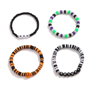 Dettaglio dei braccialetti per Halloween con lettere BOO e perline di argilla colorata