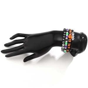 Dettaglio dei braccialetti multistrato di Halloween con ciondoli a lettere Spooky e Boo