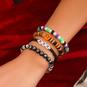 Set di 4 braccialetti Halloween con perline BOO e SPOOKY su sfondo in velluto rosso
