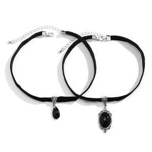 Detailansicht der schwarzen Samt-Choker mit gotischen Tropfen- und ovalen Edelsteinen