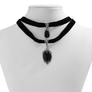 Detailansicht eines gotischen Doppel-Samtchokers mit dunklen Edelsteinanhängern
