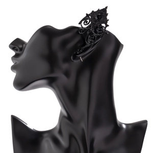 Ear cuff elfico gotico nero con motivi traforati vintage e intarsio in pietra nera