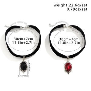 Detailansicht der Samt-Choker mit roten und schwarzen Steinen inklusive Größen- und Gewichtsangaben