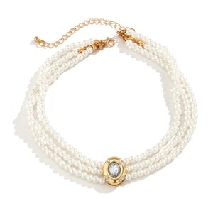 Collier ras du cou à trois rangs de perles avec pendentif doré sur fond blanc