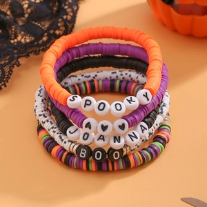 Dettaglio macro dei braccialetti Halloween Heishi con perline con lettere SPOOKY e BOO