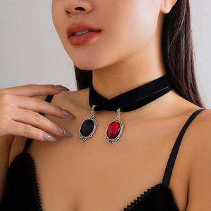 Nahaufnahme des Gothic-Chokers mit schwarzem Samtband und roten und schwarzen Edelsteinen