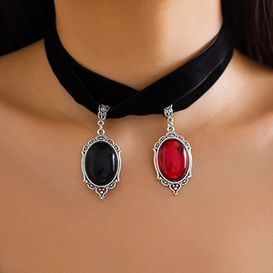 Gothic Samt-Choker Halskette mit roten und schwarzen Schmucksteinen und Silberquasten
