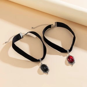 Nahaufnahme der Samt-Choker im Gothic-Stil mit roten und schwarzen Schmucksteinen