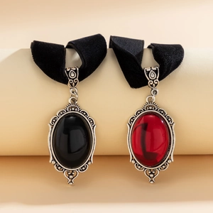 Nahaufnahme von Viktorianischem Samt-Choker mit einem gotischen Blutstein-Anhänger
