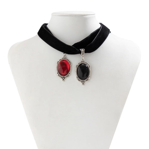 Detail eines gotischen Samt-Chokers mit rotem Rubin-Anhänger und Silberrahmen