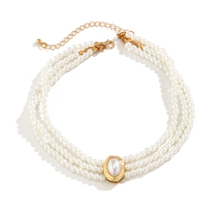 Détail du choker triple rang de perles avec perle ovale centrale et fermoir mousqueton doré