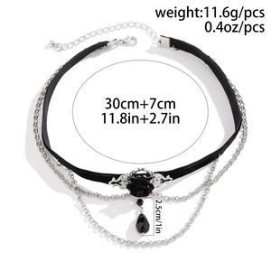Detail eines schwarzen Samt-Chokers mit Silberketten, Rose und Größenangaben