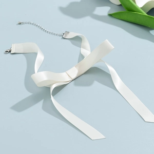 Weißes Satin-Choker mit süßer Schleife und verstellbarem silbernem Karabiner