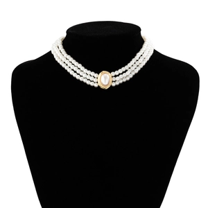 Vue détaillée du collier à trois rangs de perles d'imitation avec fermoir doré vintage