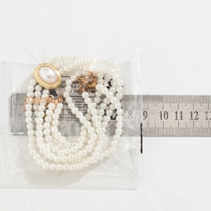 Détail d'un ras-du-cou en perles multicouches avec perles turquoise et pendentif doré