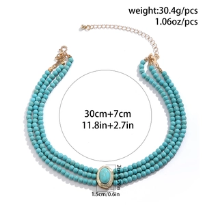 Détail du ras de cou en perles turquoise avec dimensions et poids 30,4g sur fond blanc