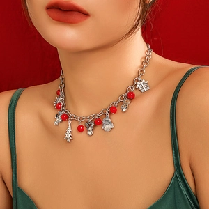 Detail van de kerstketting met feestelijke hangers op een helderrode achtergrond