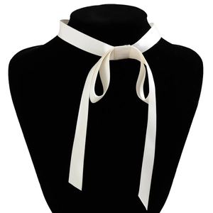 Eleganter cremefarbener Satin-Choker mit Schleife auf einer schwarzen Display-Büste