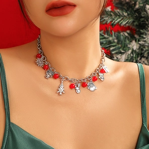 Detailoverzicht van feestelijke kerstketting met kleurrijke bedeltjes op een model