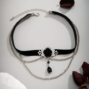 Detailansicht eines Gothic Chokers mit schwarzem Samt, Silberketten und Rosenanhänger