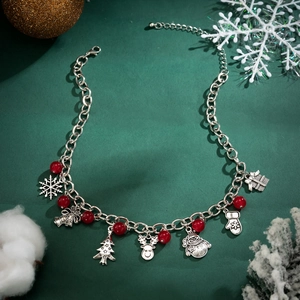 Detail van de kerstketting met sneeuwvlok, rendier en belletjes hangers met levendige rode kralen