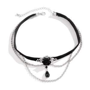 Detail eines Gothic-Chokers mit schwarzem Samt, Rosenornament und Wassertropfen-Anhänger