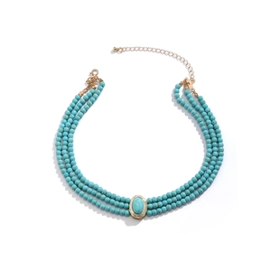 Détail du collier bohème à trois rangs en perles turquoise avec pierre ovale et fermoir