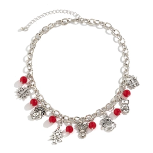 Kerstketting met rode kralen, zilveren ketting, rendier en sneeuwvlok hangers