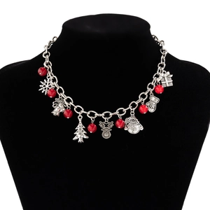 Detail van kerstketting met feestelijke bedeltjes op een zwarte sieraden buste display