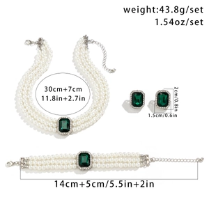 Ensemble collier de perles à trois couches avec pierres précieuses vert émeraude