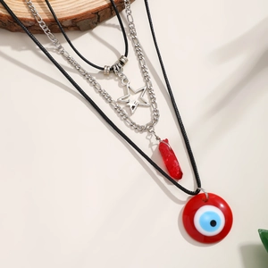 Detailansicht eines Boho-Schicht-Halskettensets mit bösem Blick und Kristall